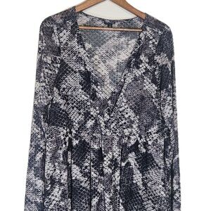 Torrid Tunic Top Womens 1 Black Gray Snakeskin Print Long Sleeve V Neck Surplice